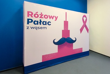 Ścianka reklamowa składana MAXI i roll-up dla kampanii „Pałac Różowy z Wąsem"