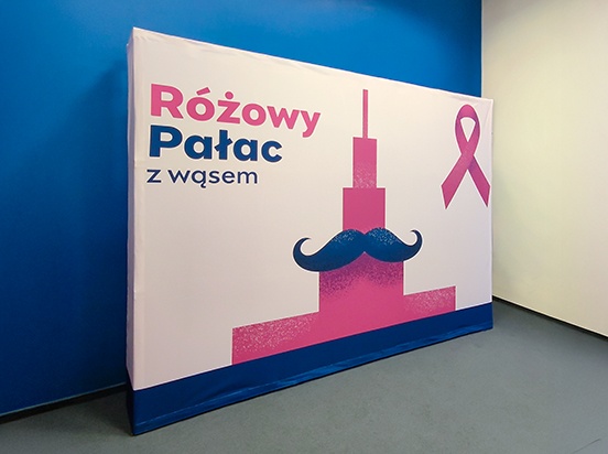 Ścianka reklamowa składana MAXI i roll-up dla kampanii „Pałac Różowy z Wąsem"